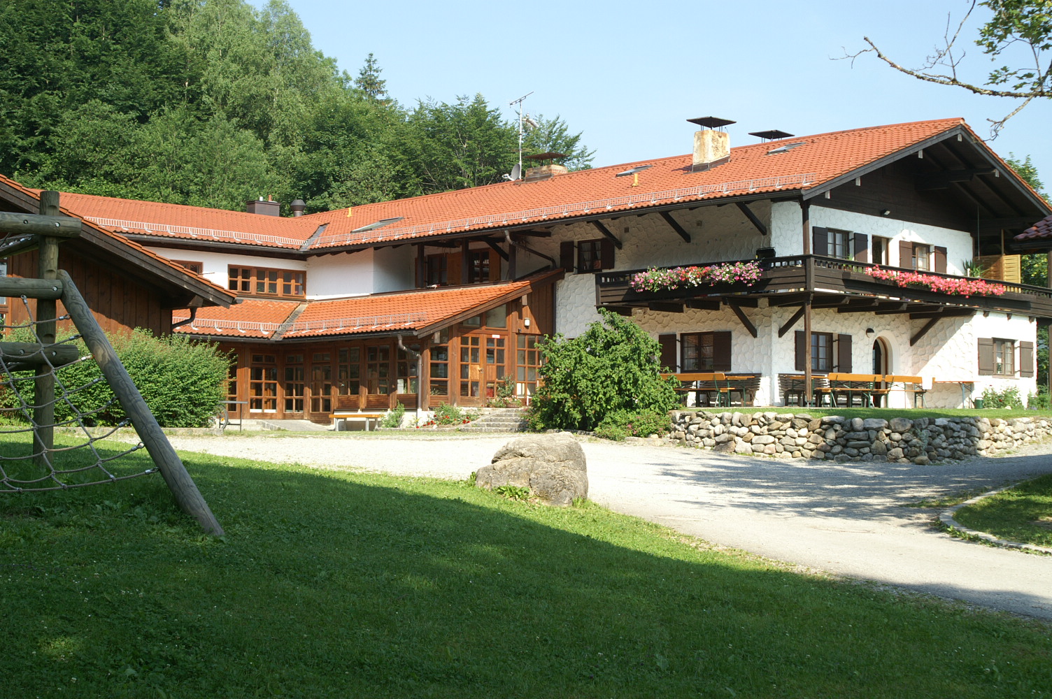 Blick von der Auffahrt auf den Hof und das Haupthaus des Schullandheims Oberaudorf. 