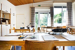 Werkraum für Schüler mit großen Fenstern