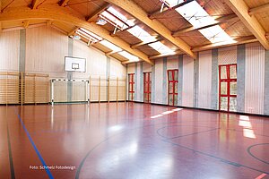 Leere Turnhalle mit Holzdecke