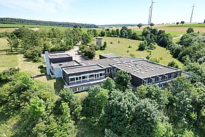 Vogelperspektive auf das Schullandheim Heidenheim mit seiner Hanglage. 