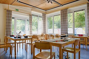 Speisesaal mit Tischen und Stühlen
