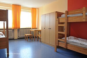 Schlafraum mit Stockbetten und Schrank