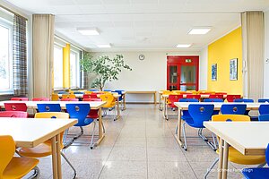 Unterrichtsraum mit Stühlen in bunten Farben
