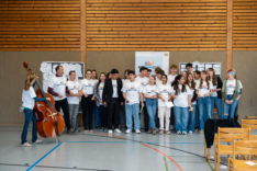 Die neuen Wertebotschafterinnen und Wertebotschafter für die schwäbischen Schulen musikalisch in Aktion mit der Seminarleitung Kristina Frank am Kontrabass und Roland Grimm