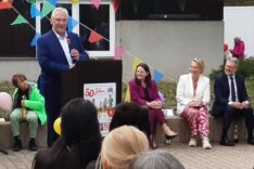 Der Bayerische Innenminister Herrmann bei seiner Ansprache vor dem Schullandheim Heidenheim