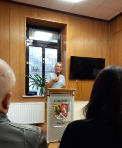 Sandra Schäfer, die 1. Vorsitzende des Schullandheimwerks Mittelfranken, bei der Begrüßung der Gäste.