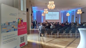 Das Plenum bei der zweiten Konferenz zur gesellschaftlichen Resilienz.